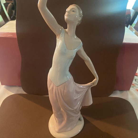 NAO PORCELAIN - Picture 2 of 4